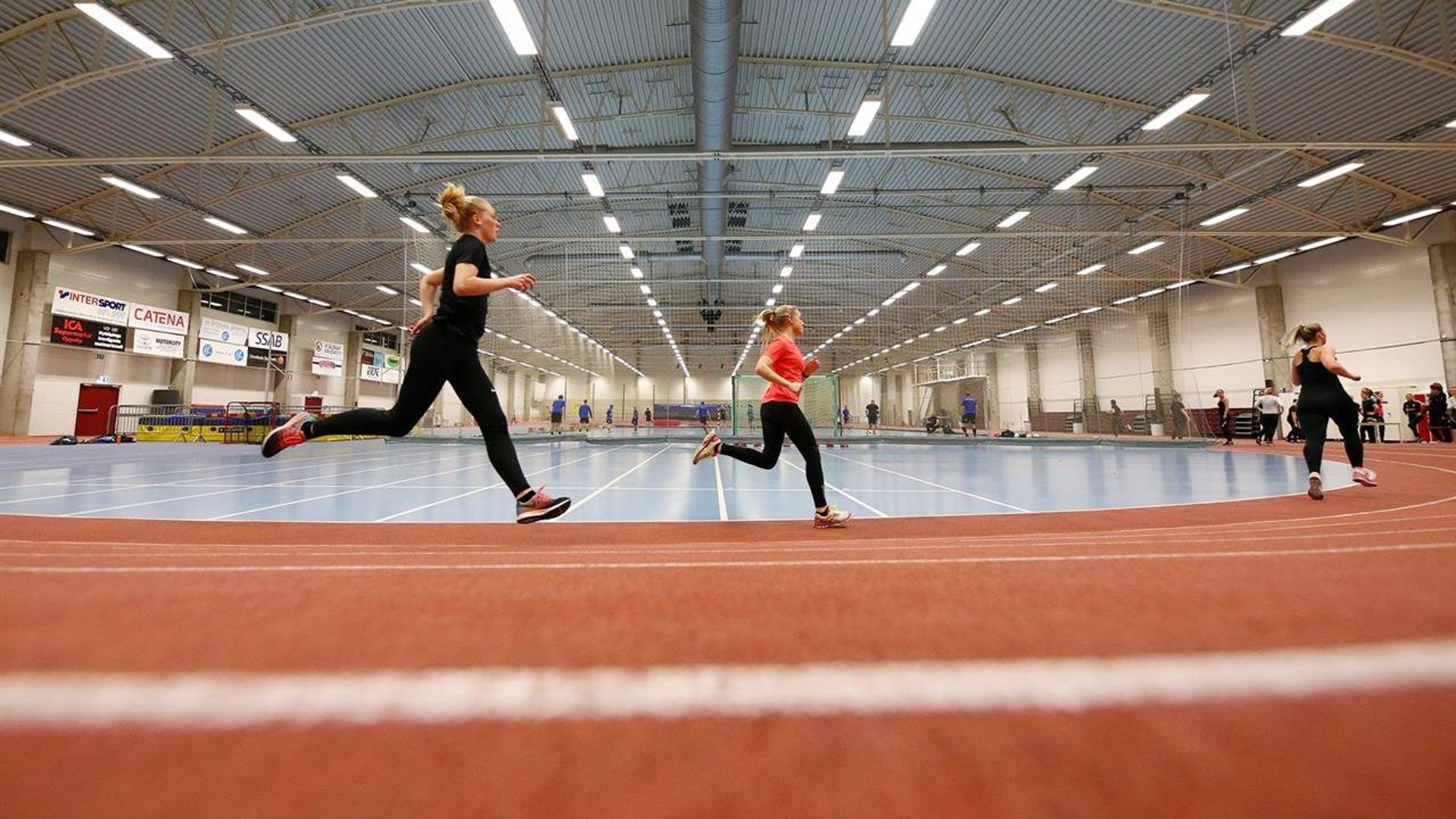 Löpare som springer på Multihallens löparbanor