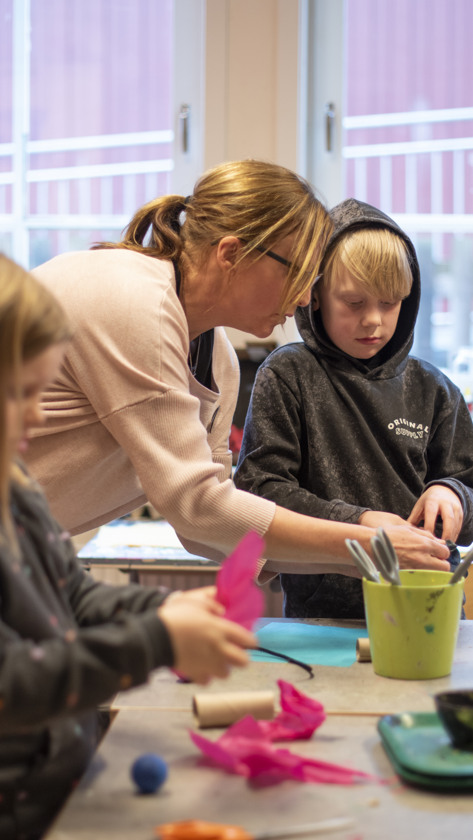 fritidshemsl&auml;rare pysslar med elever