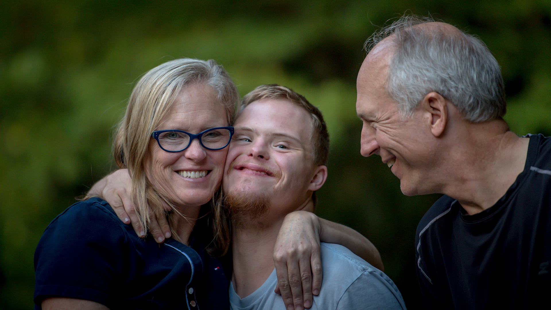 Familj som kramas
