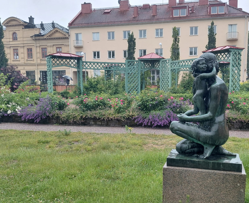 b&auml;nkar, rosor och staty i gripsholmsparken