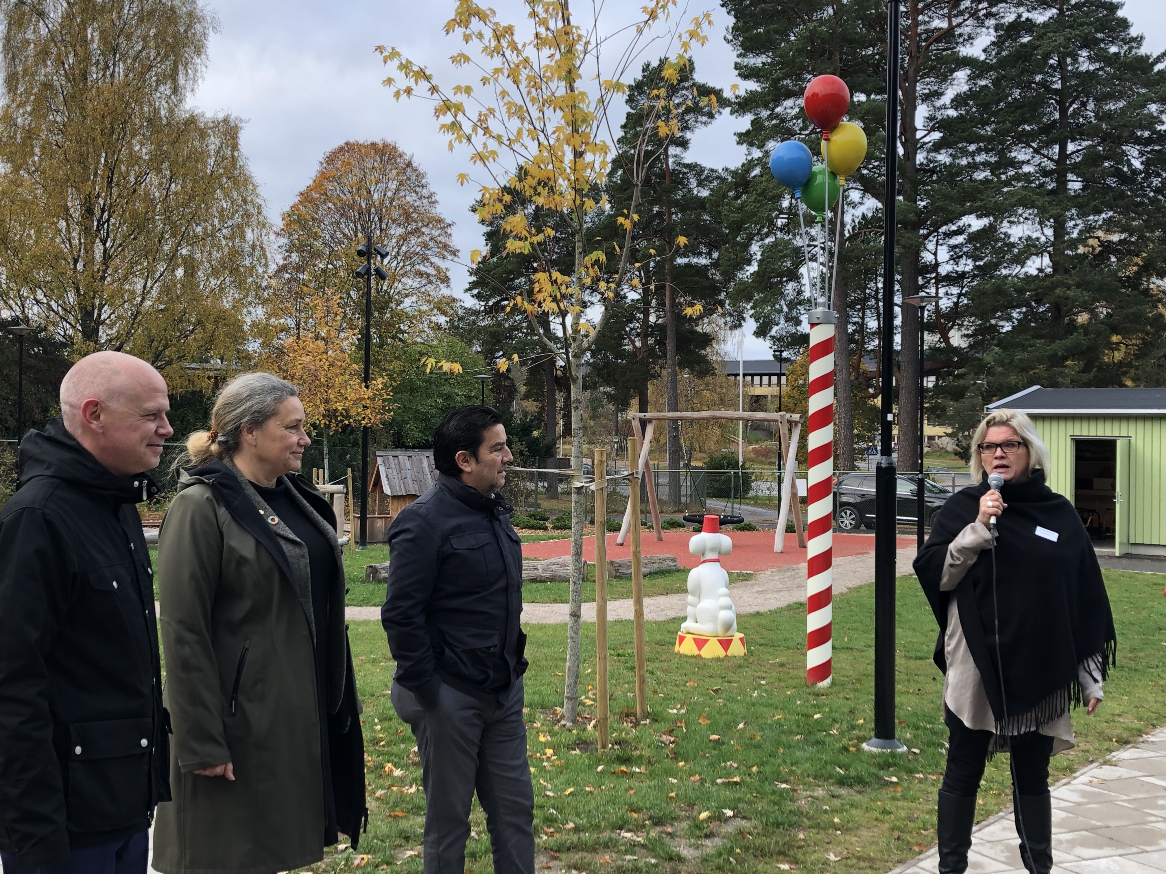 Urban Granstr&ouml;m, Martina Hallstr&ouml;m och Marco Venegas, kommunalr&aring;d, samt rektor Jenny Eriksson, inviger Tr&auml;ffens f&ouml;rskola