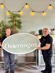 Medarbetare h&aring;ller upp skylt med texten &Ouml;sterangen