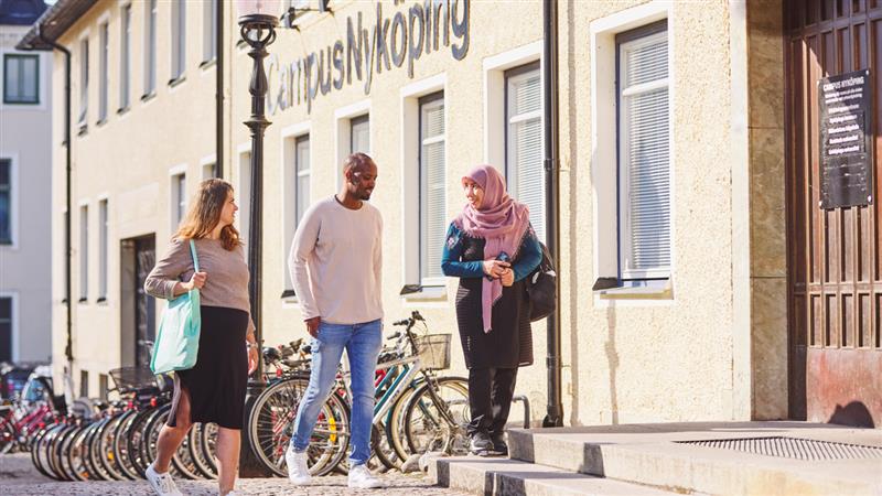 Personer utanför Campus Nyköping