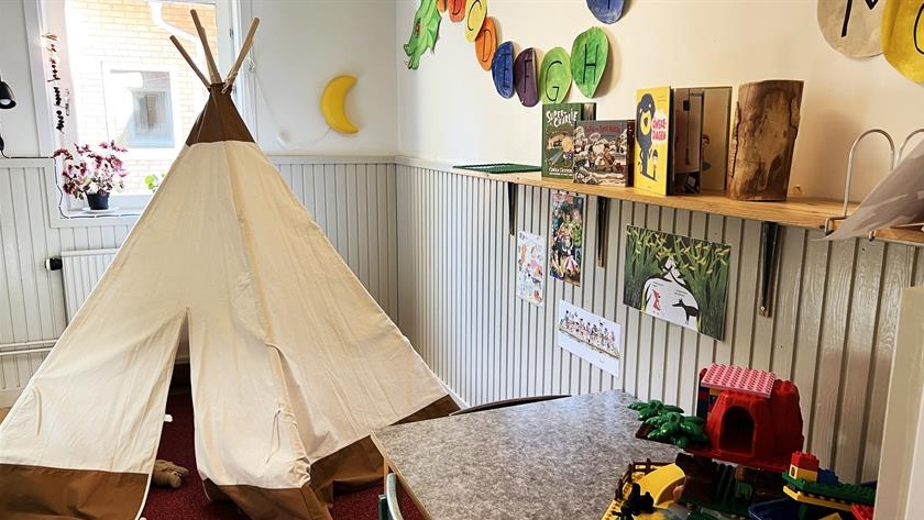 Ett rum på förskolan med ett tipitält och böcker